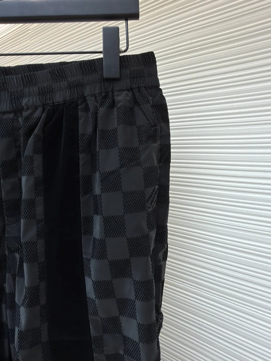 LOUIS VUITTON Checkerboard flocked trousers ●Original version: Purchased and developed by 18487 ●Item number: 1681045-B45 ●Fabric: flocked matte fabric ●Technology: jacquard production ●Version: fitted version ●Weight: about 335 grams ●Size: S-M-L-XL ●Description: Made of flocked matte Damier pattern integrated into Marque L.Vuitton Désée Logo, velvet ribbons with rich texture levels, the overall routing is straight and delicate, the fabrics are comfortable and soft, and the colors are consistent with no color difference. It can be matched with the same style to create a fashionable look and control various occasions. Customized accessories, complete with three labels, same style for men and women!